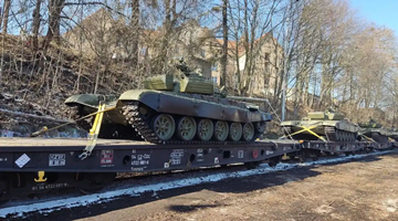 捷克用火车向乌克兰运送苏制坦克 破北约国家先例