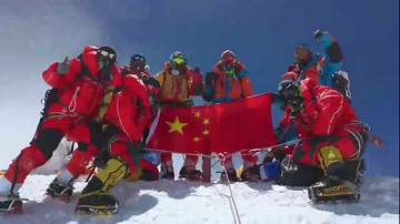 珠峰科考丨中国科考队员成功架设全世界最高海拔气象站