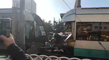 遼寧大連三輛有軌電車相撞 9人受輕傷
