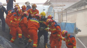 山西晉中榆次一企業粉煤灰倉傾倒7人被困 已救出5人