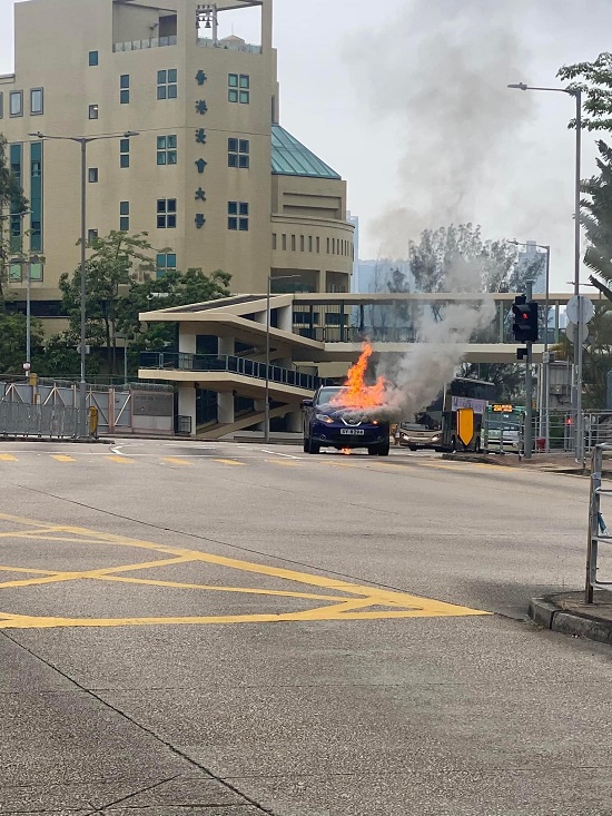 九龍塘私家車行駛中起火　司機跳車逃生