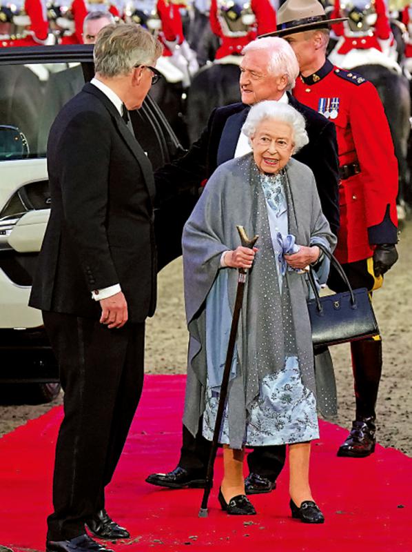 ?缺席議會開幕后 英女王觀看馬術表演