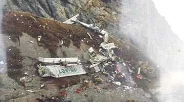 尼泊尔失联客机残骸位置确定 机身摔成碎片散落山坡