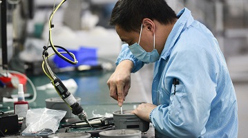 财新中国制造业PMI止跌回升 专家：疫情受控稳增长政策显效