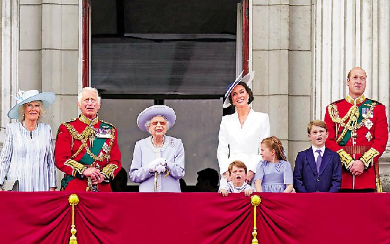 ﻿英女王登基慶典 哈里側台觀禮