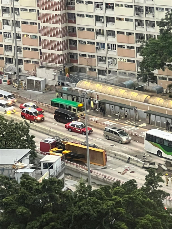 龍翔道近彩虹邨有吊臂車翻側　往觀塘方向全線封閉