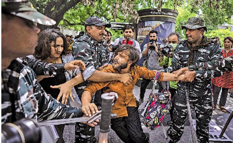 ?印度年輕人抗議縮短兵役引發騷亂