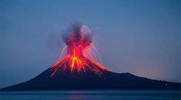 日本櫻島火山發生大規模噴發 日本氣象廳發布最高級別警報