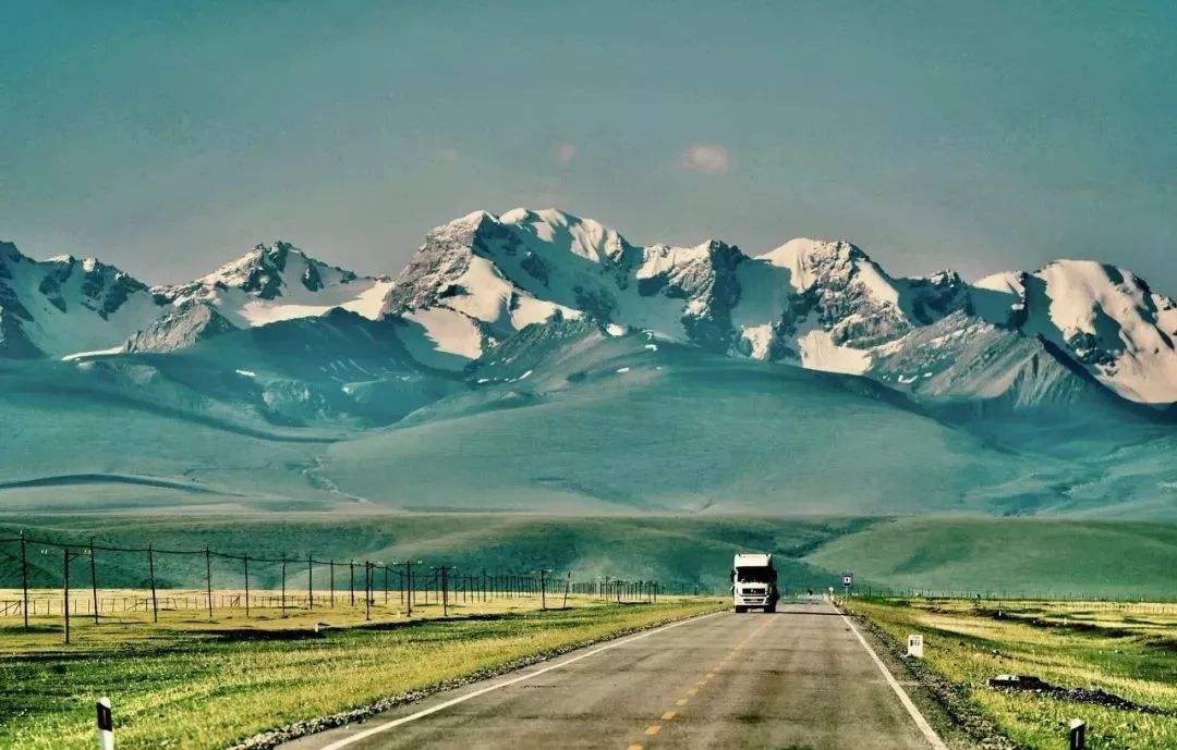 独库公路垃圾遍地引热议 新疆旅游产业化仍在路上