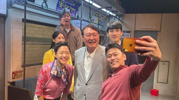 韩总统尹锡悦休假在首尔开心看戏剧 不见佩洛西