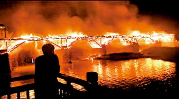 福建900年历史木拱廊桥遭焚毁 专家：传承人健在可启动修复