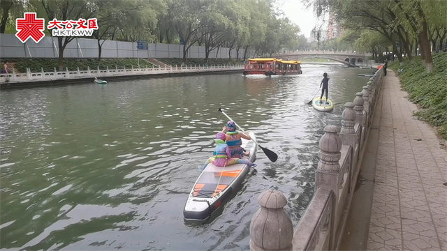 紧跟内地新潮流　在京港人酷爱桨板“水上漂”
