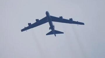 美国B-52轰炸机在英国起飞后出意外：挂出紧急代码 不停盘旋