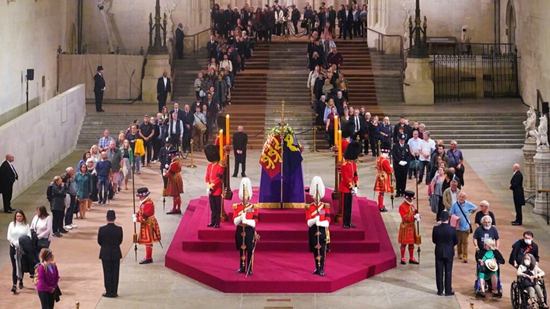 英女王靈柩公眾瞻仰 市民大排人龍