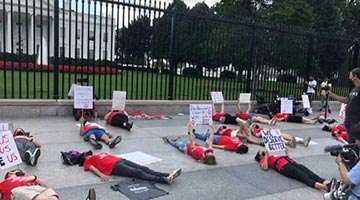 美國“長新冠”患者躺在白宮外抗議：“大流行并未結束”
