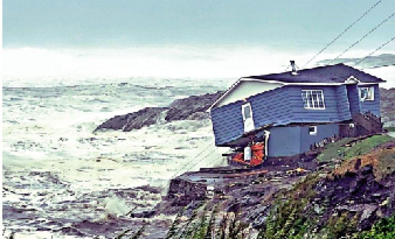﻿飓风“菲奥娜”袭击 加国民宅落入大海