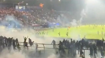 印尼一足球比赛后发生骚乱和踩踏事件 已致上百人死亡