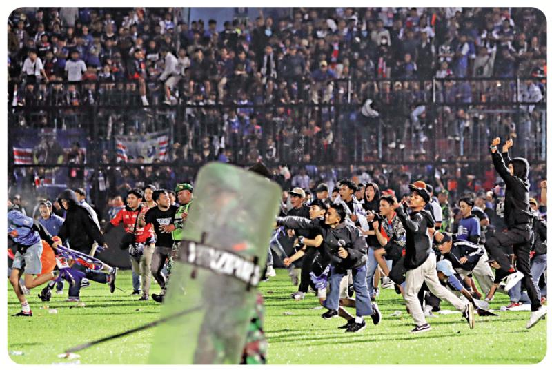 ﻿流血事件/印尼足球赛踩踏 酿逾百死323伤
