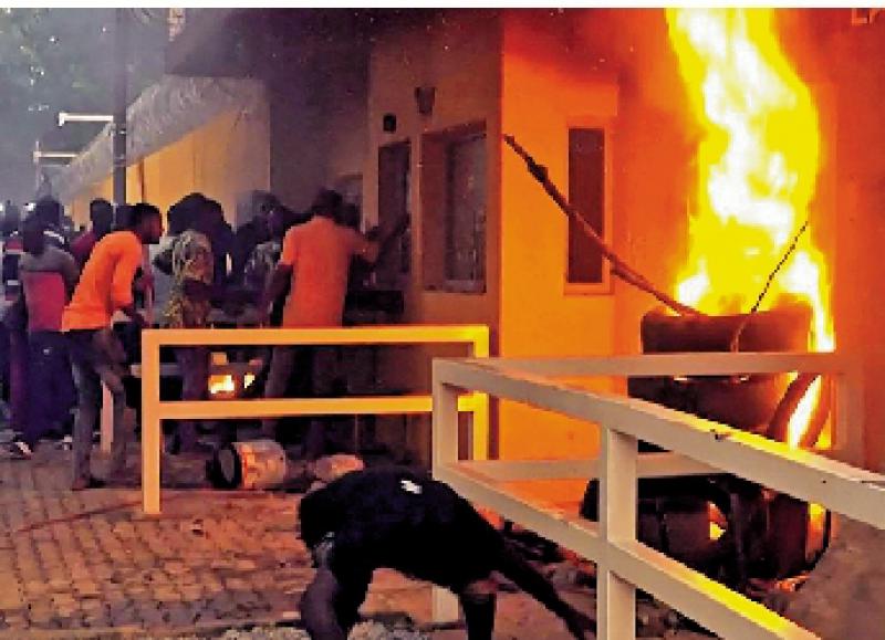 ﻿布基纳法索政变 示威者火烧法国使馆