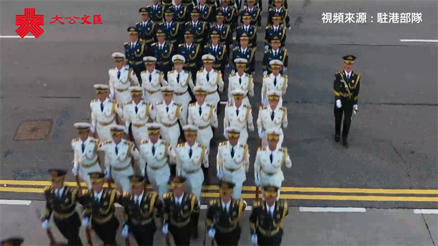 解放軍駐港部隊舉行國慶升旗儀式 口號嘹亮正步鏗鏘