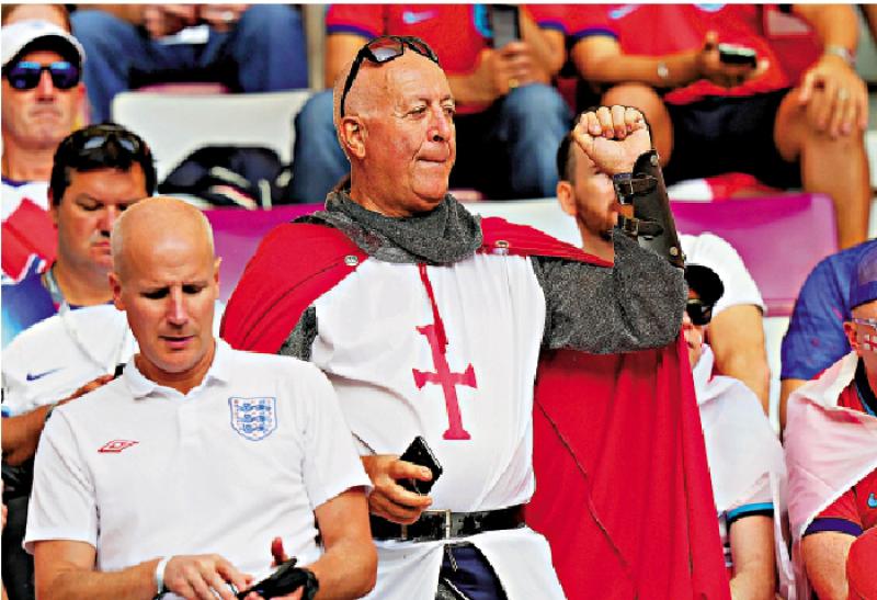 ﻿英球迷扮“十字军”观看世界杯惹议