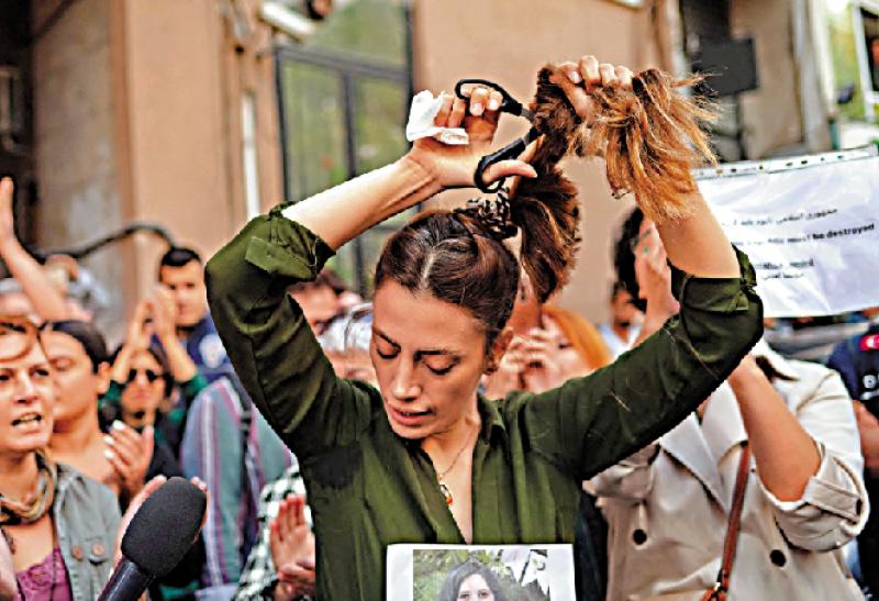 ﻿伊朗废除道德警察 拟检视头巾法