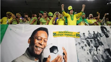巴西队赛后拉横幅为“球王”贝利祈福