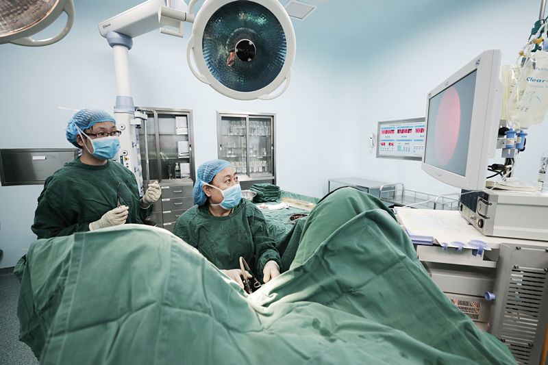 新里程医院旗下包钢三医院专家在手术中