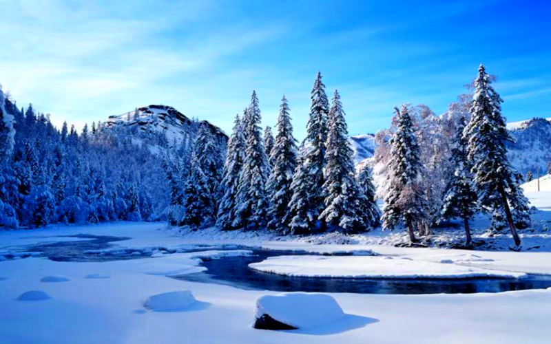 冬季来新疆可可托海 山下看景山上滑雪