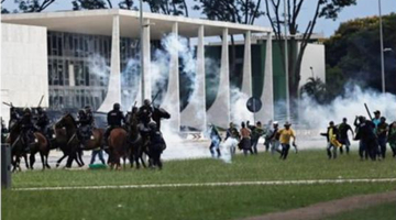 巴西前总统博索纳罗支持者闯入国会 卢拉强烈谴责