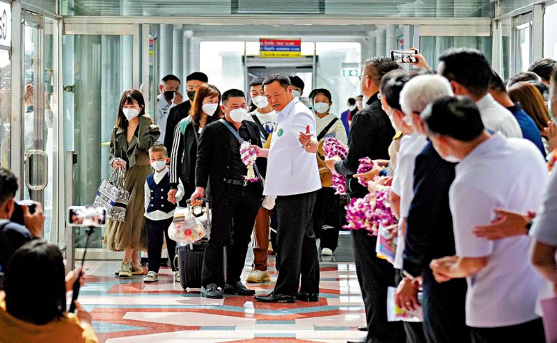 ﻿首批中國遊客抵埗 泰副總理到機場迎接