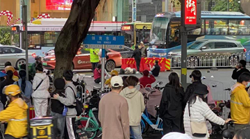 广州私家车冲撞人群致5死13伤 22岁男司机被捕