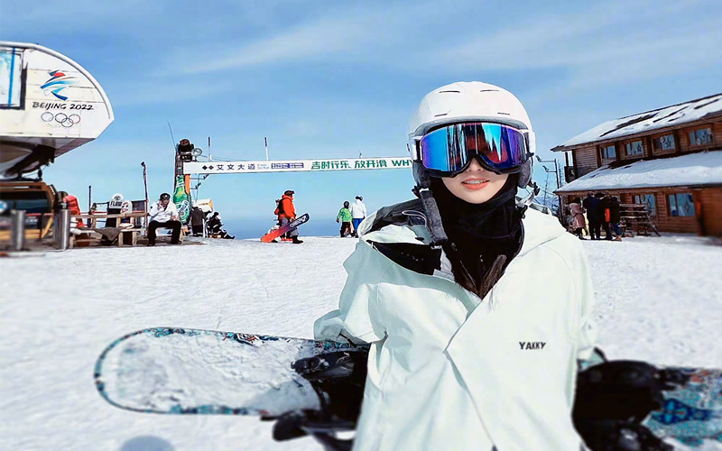 演员佟丽娅邀你来新疆滑雪