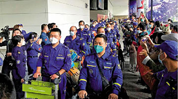 ?“蓝天”回国 广州数百市民机场迎接