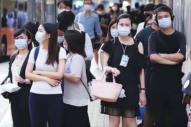 ?全面復常 | 香港撤口罩令首天 市民普遍繼續戴