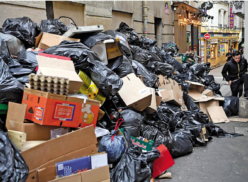 ?法国示威罢工蔓延 巴黎万吨垃圾围城