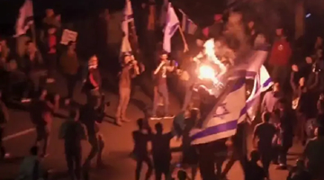 以色列爆发大规模抗议：63万人走上街头 警方动用高压水枪
