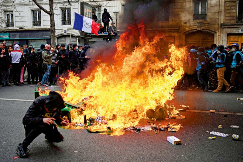 ?法国大示威变骚乱 地标景点关门
