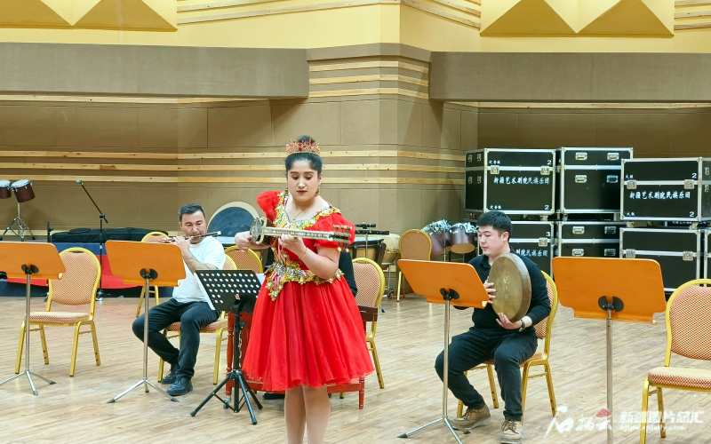 首届新疆文化艺术节民族器乐大赛举行复赛和决赛