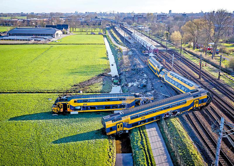 ?荷兰火车脱轨起火　1死多人重伤