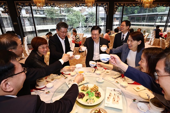 李家超與廣州市長飲早茶 食番禺傳統點心大讚親切