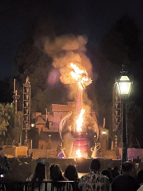 ﻿加州迪士尼噴火龍着火 緊急停演
