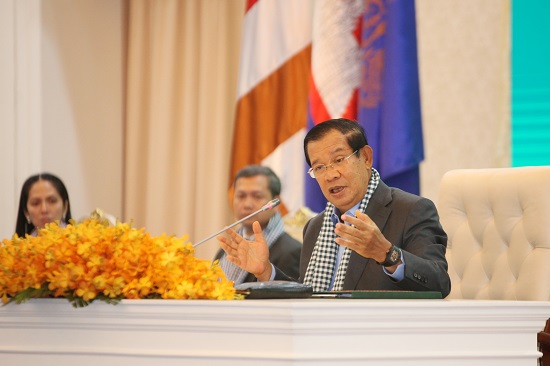 柬埔寨首相挽留足協主席：有些國家十幾億人也踢不好球　中國網民：說印度