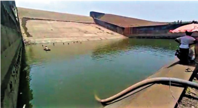 ﻿印度官员抽乾水库找手机