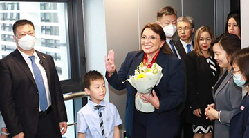 洪都拉斯总统卡斯特罗抵达上海开始访华
