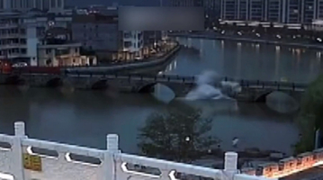 广东一古桥突然坍塌致2人落水