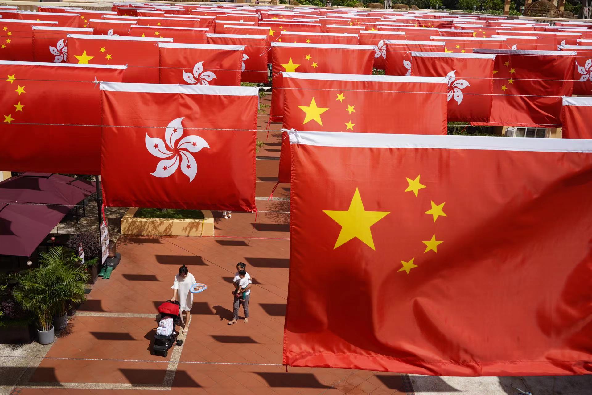 慶回歸氣氛濃 香港街頭「旗海」壯觀