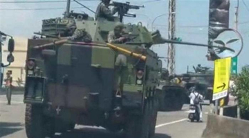 臺軍演習裝甲車炮管撞上道路反光鏡 軍方：沒反應過來
