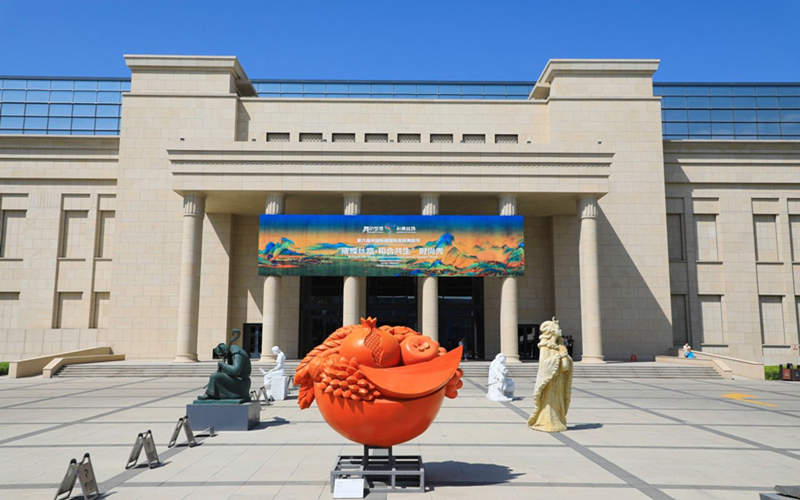 「璀璨絲路·和合共生」時尚秀在新疆美術館拉開帷幕