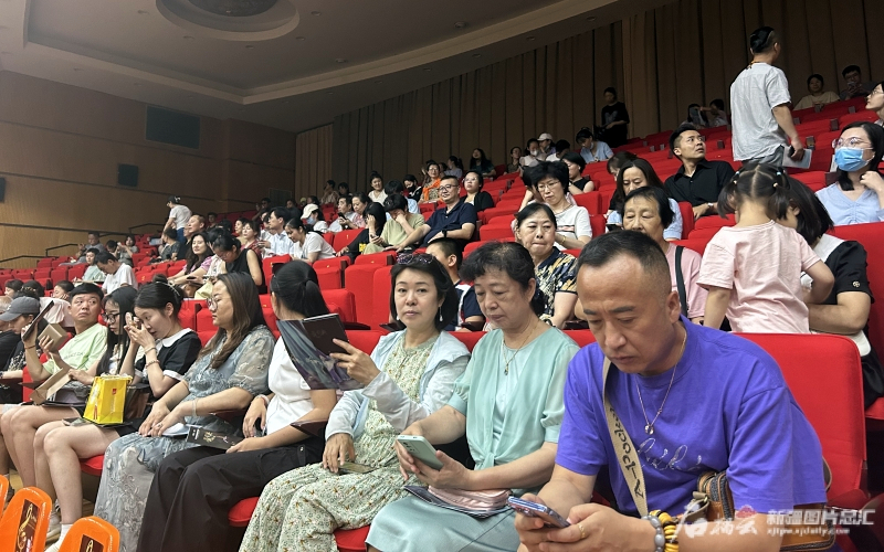 第六届中国新疆国际民族舞蹈节丨《舞动经典》“让人舍不得眨眼”